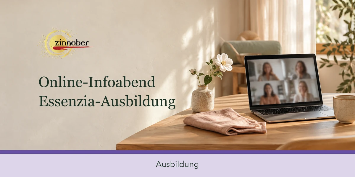Online-Infoabend zur Essenzia-Ausbildung – Laptop, weiße Blüte und roséfarbenes Leinentuch